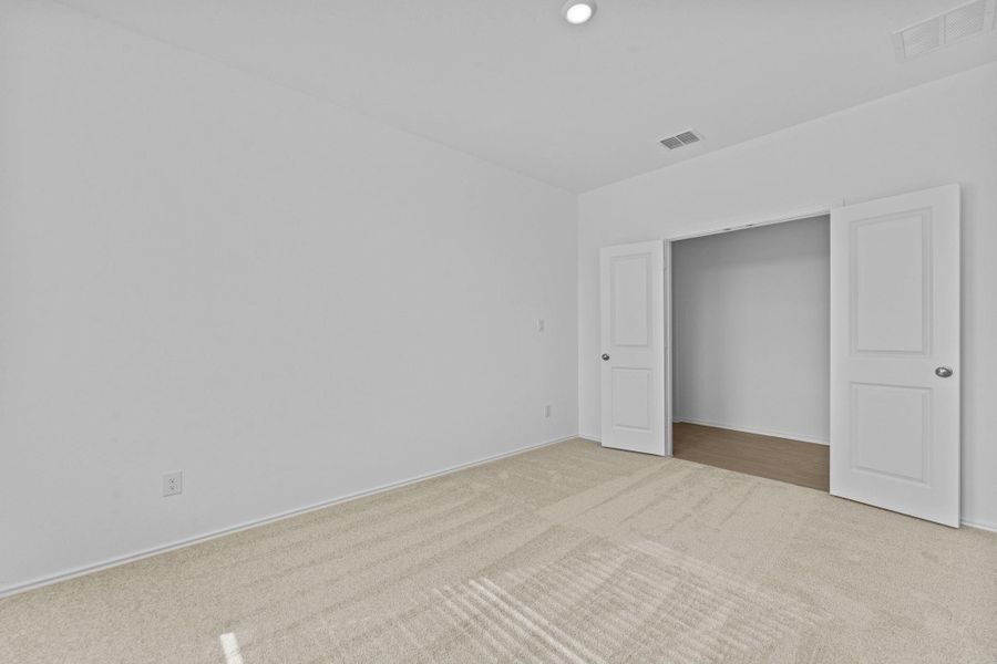 Spacious, unfurnished interior of a new home in Schriber Ranch, Mustang Ridge (Image 21).