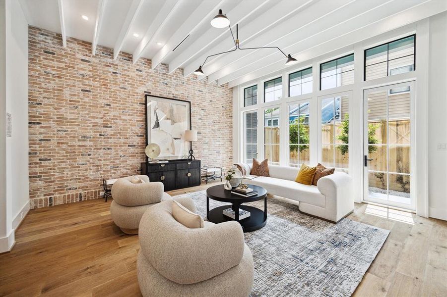 A wall of Lincoln aluminum windows and doors opens to the rear yard, while the 12-foot-tall ceiling features a three-arm Circa fixture and recessed LED lighting.