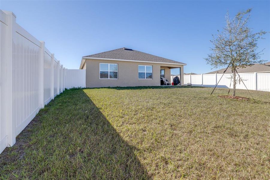 Exterior details and patio area of a home in , Bartow (Image 4).
