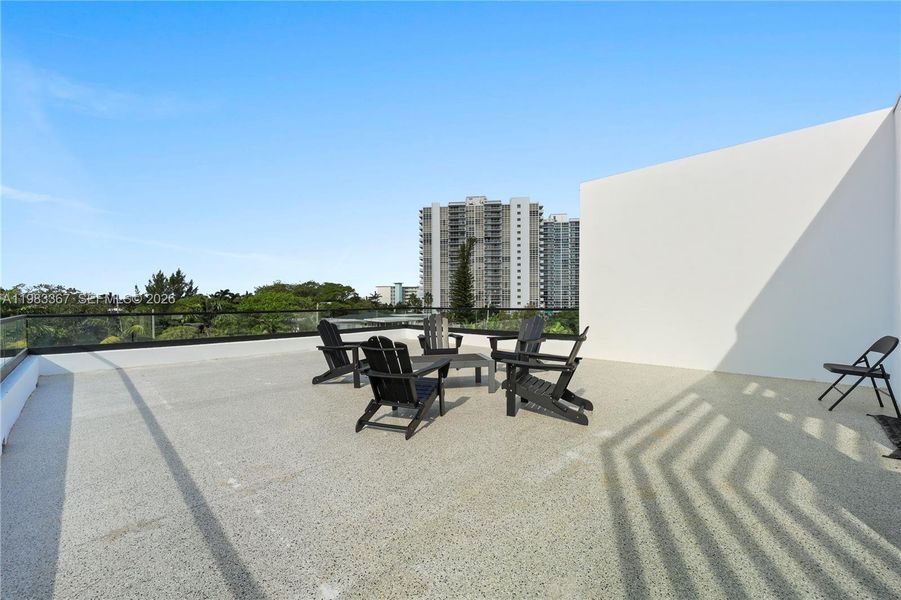 Condo located in Fort Lauderdale, FL showcasing its design and architecture (Image 5).