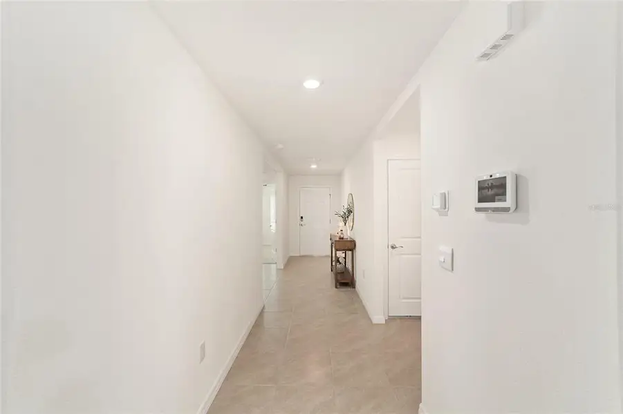 Spacious, unfurnished interior of a new home in Huntington Ridge, Ocala (Image 21).