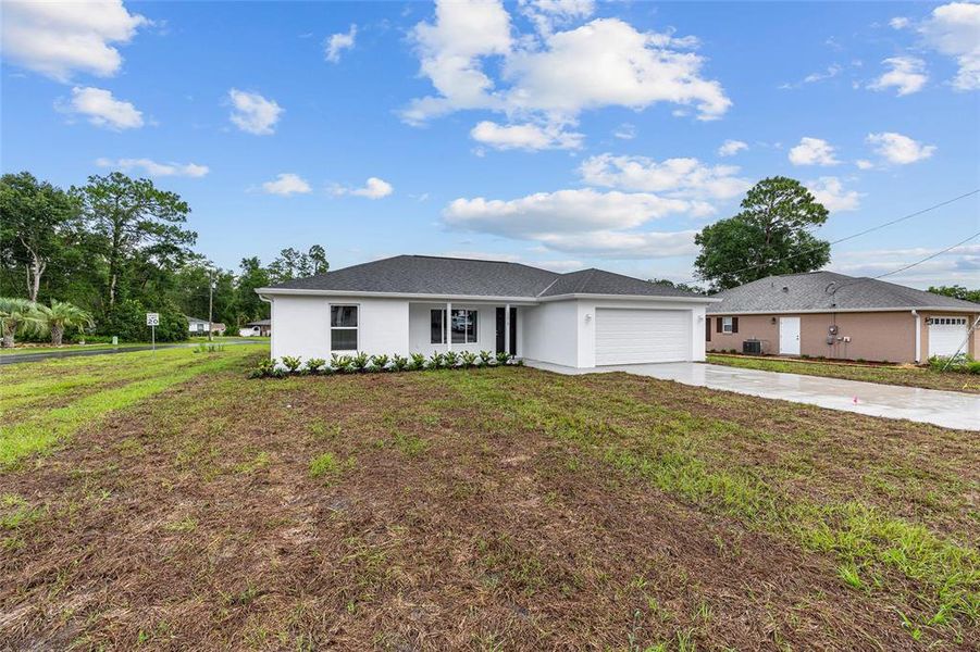 Exterior details and patio area of a home in , Dunnellon (Image 4).