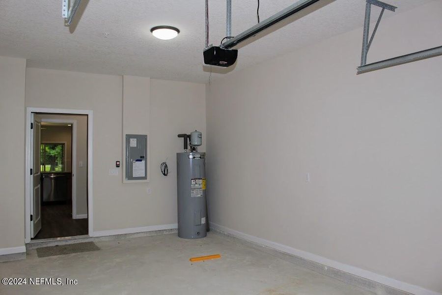 Spacious, unfurnished interior of a new home in , Middleburg (Image 23).