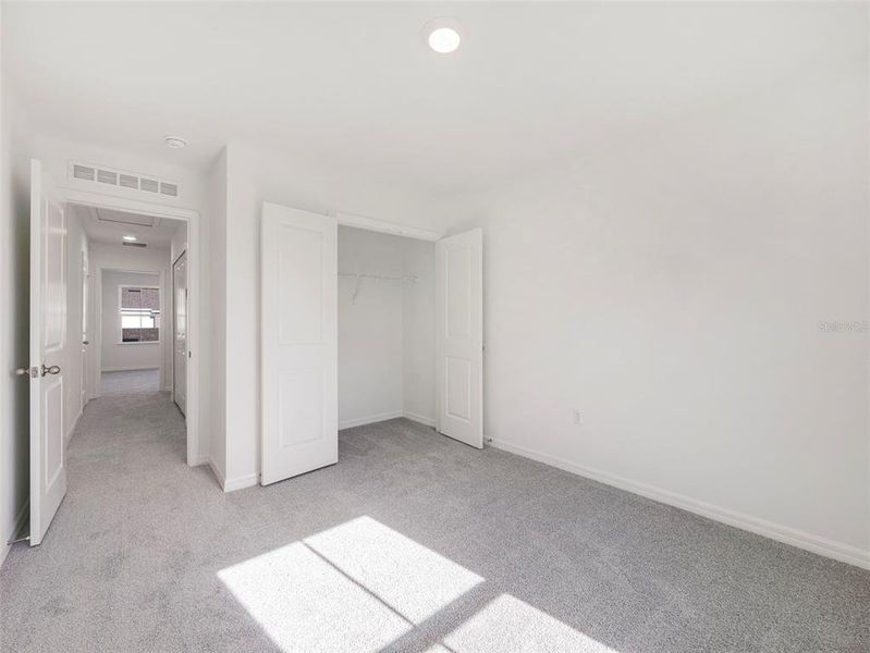 Spacious, unfurnished interior of a new home in Aulin Square, Oviedo (Image 20).