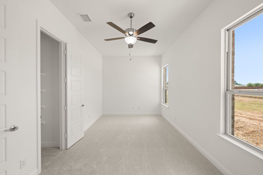 Spacious, unfurnished interior of a new home in Oak Ridge Park, Corinth (Image 25).