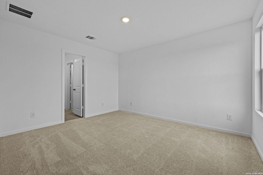 Spacious, unfurnished interior of a new home in Spring Grove, St. Hedwig (Image 13).