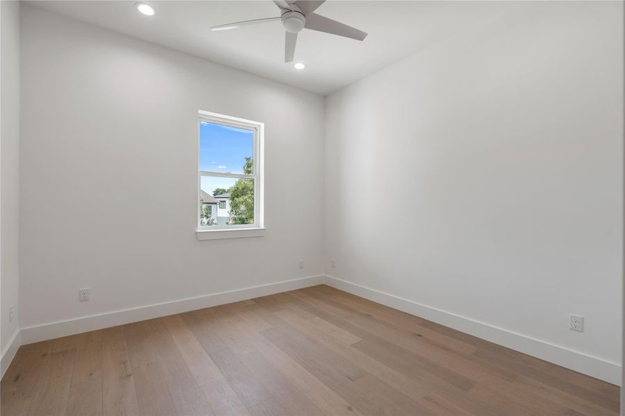 Secondary bedroom.