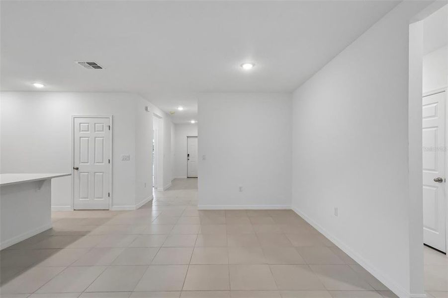 Spacious, unfurnished interior of a new home in Eagletail Landings, Howey-in-the-Hills (Image 18).