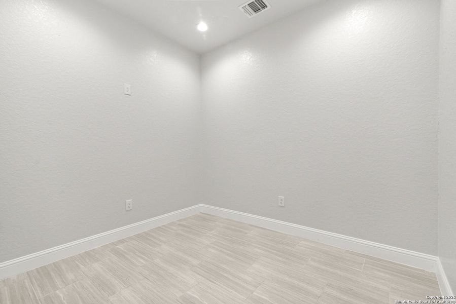 Spacious, unfurnished interior of a new home in , San Antonio (Image 21).