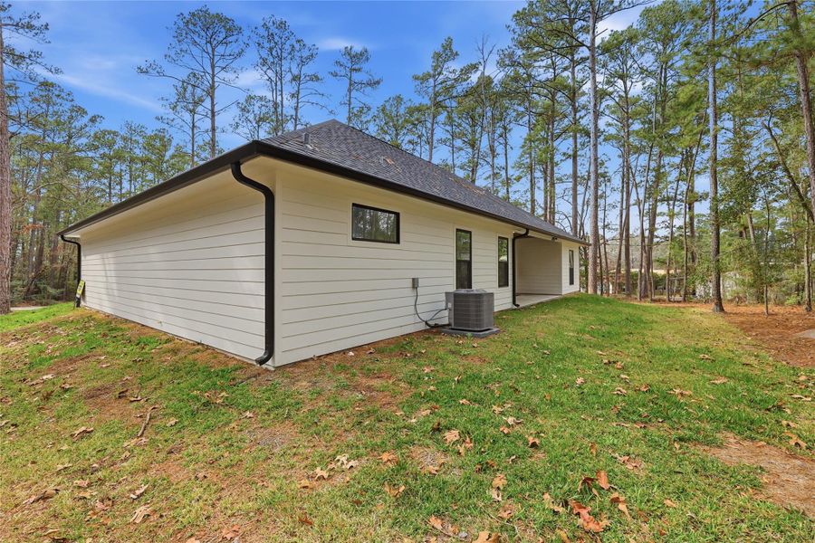 Exterior details and patio area of a home in , Brookeland (Image 22).