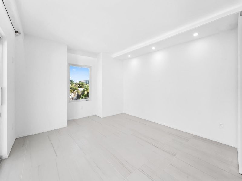 Spacious, unfurnished interior of a new home in , Fort Lauderdale (Image 20).