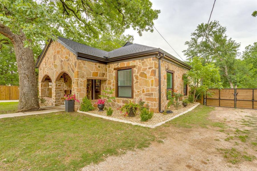 Exterior details and patio area of a home in , Weatherford (Image 4).