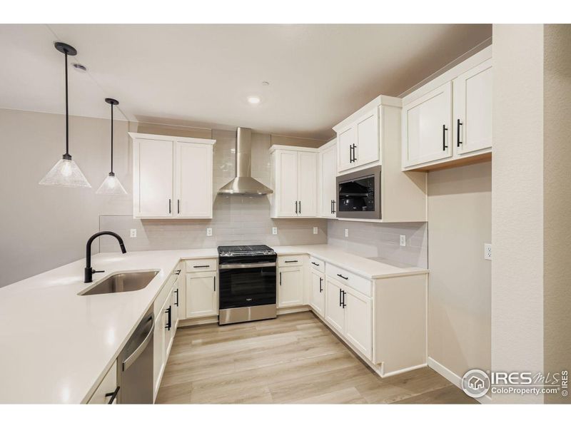 Gas range with an abundance of storage Gas range with an abundance of storage