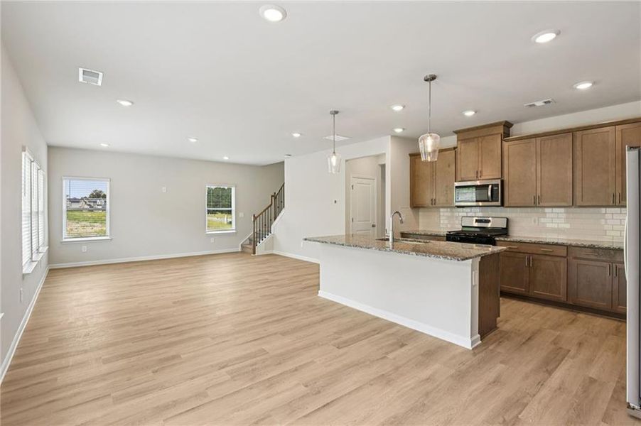 Furnished interior view inside a new home in Ivey Township, Dallas (Image 9).