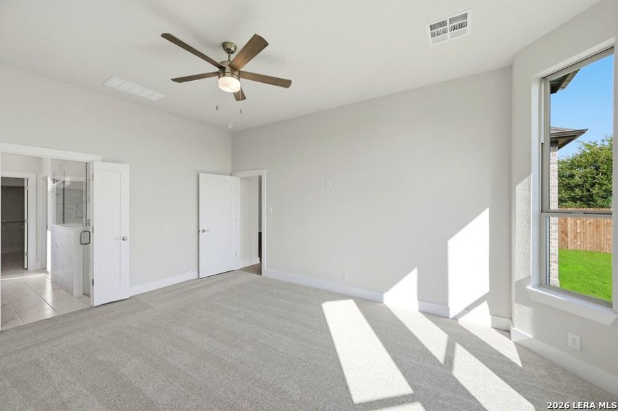 Spacious, unfurnished interior of a new home in Venado Crossing, Cibolo (Image 19).