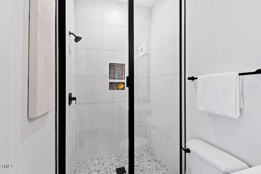 bathroom 2 (Medium)