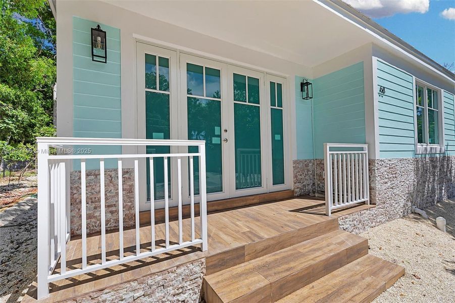Exterior details and patio area of a home in , Key Largo (Image 4).
