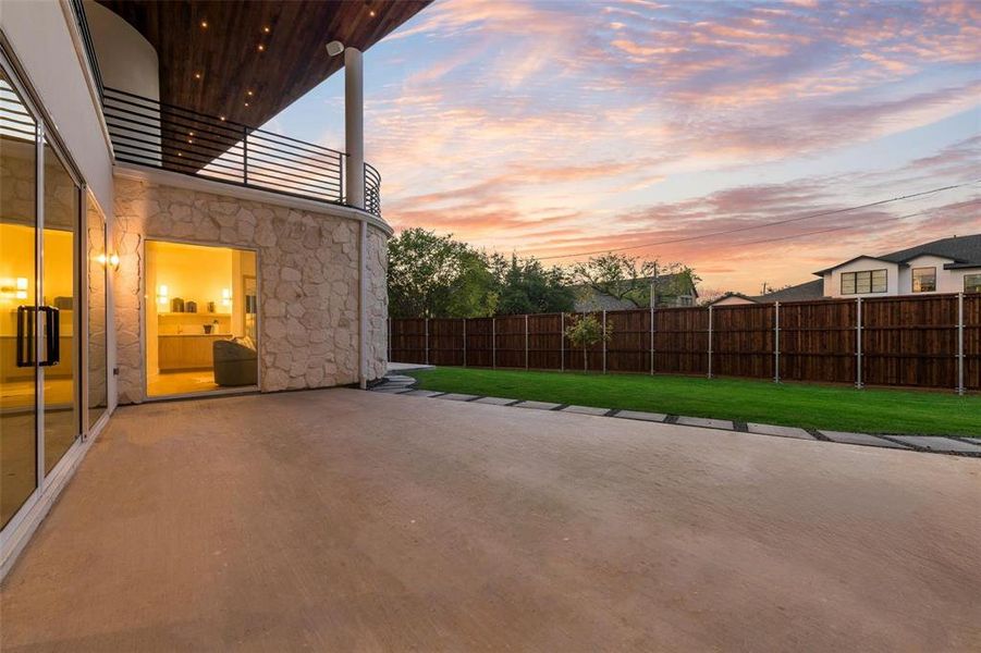 Exterior details and patio area of a home in , Dallas (Image 4).