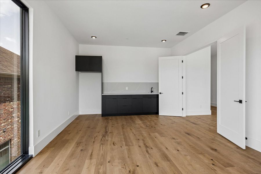 Spacious, unfurnished interior of a new home in , Bellaire (Image 24).