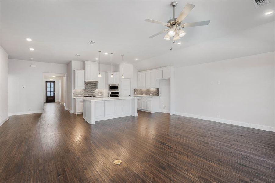 Spacious, unfurnished interior of a new home in Creekview Meadows, Pilot Point (Image 27).