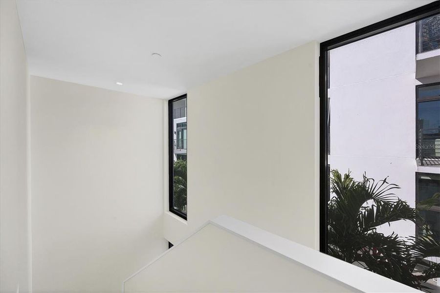 Spacious, unfurnished interior of a new home in , Sarasota (Image 17).