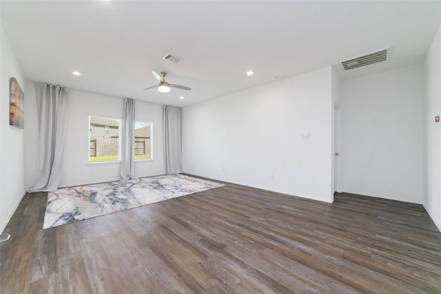 Spacious, unfurnished interior of a new home in Sunterra, Katy (Image 17).