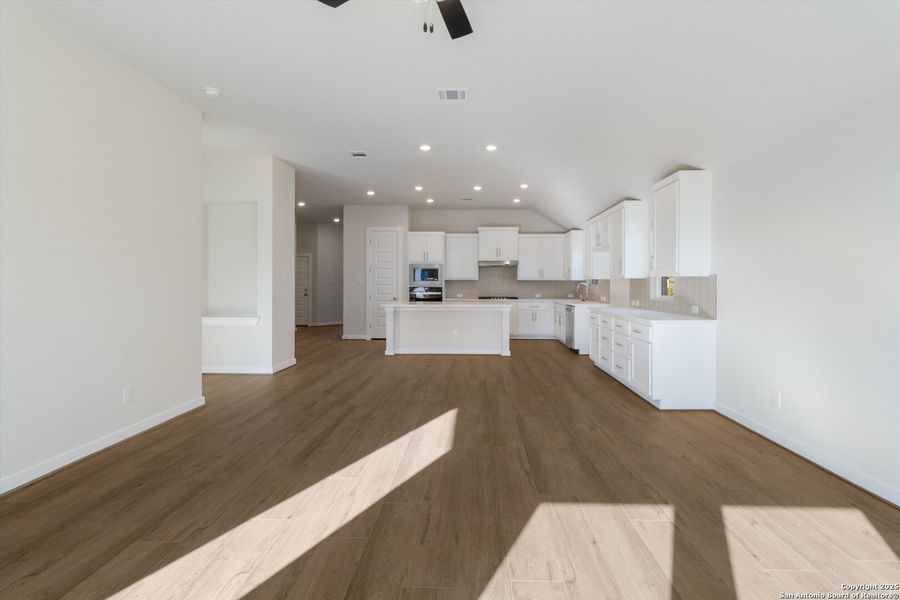 Spacious, unfurnished interior of a new home in Meyer Ranch, New Braunfels (Image 31). Spacious, unfurnished interior of a new home in Meyer Ranch, New Braunfels (Image 31).
