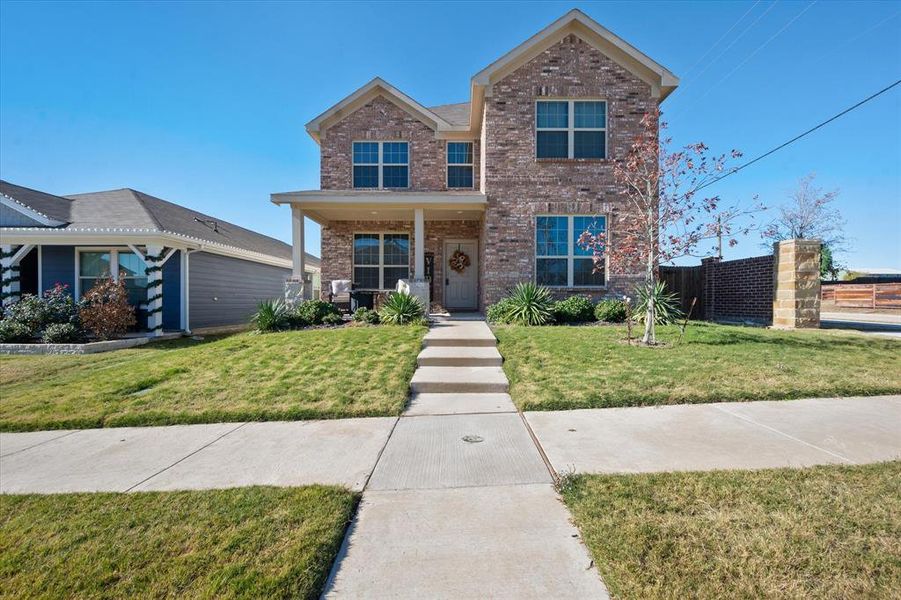 View of front property featuring a front yard