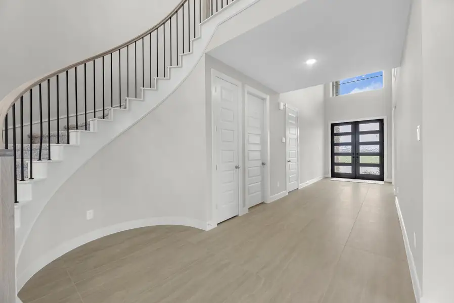 Spacious, unfurnished interior of a new home in Wolf Ranch, Georgetown (Image 11).