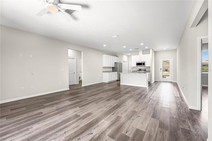 Spacious, unfurnished interior of a new home in , Weeki Wachee (Image 37).