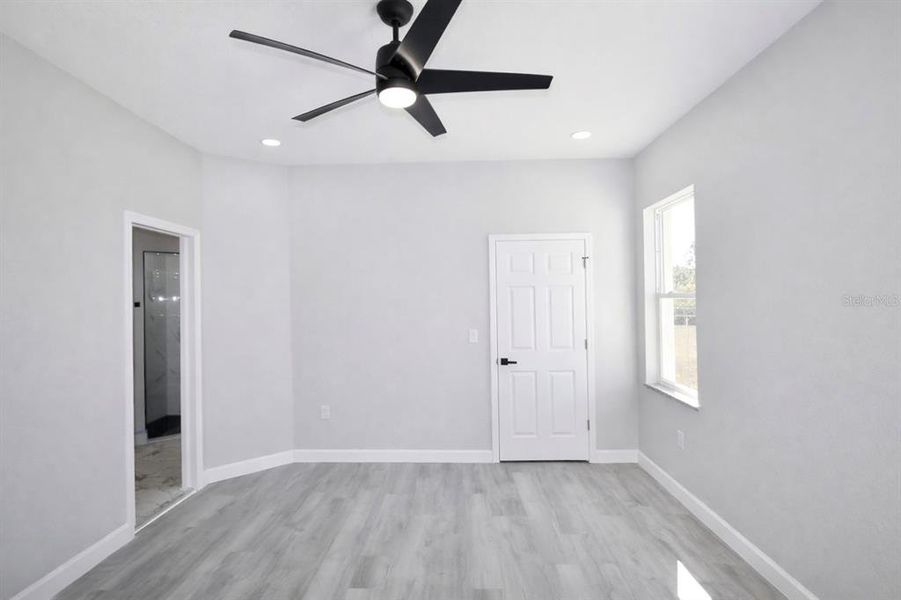 Spacious, unfurnished interior of a new home in , Sebring (Image 31).