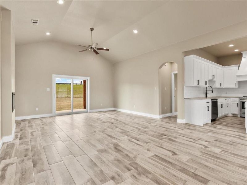 Spacious, unfurnished interior of a new home in , Granbury (Image 15).