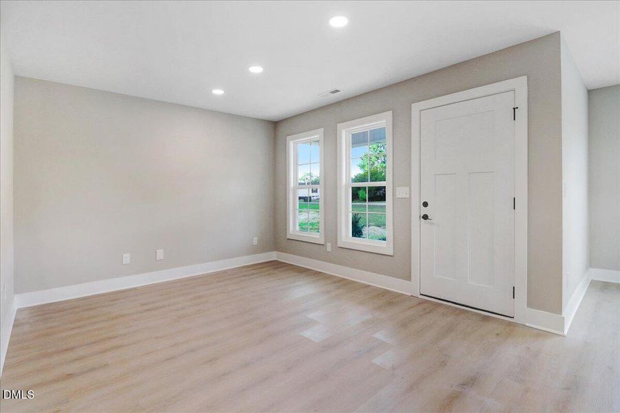 33-303 E James St-33