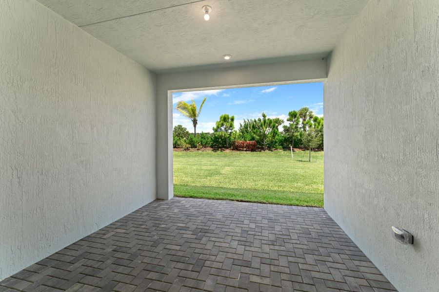 Spacious, unfurnished interior of a new home in Avila, Jensen Beach (Image 13).