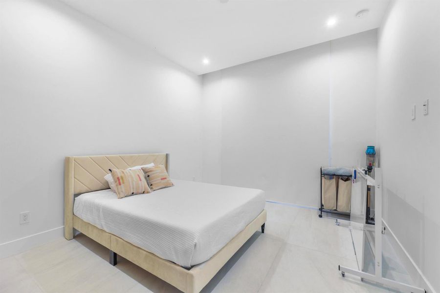 Furnished interior view inside a new home in , Fort Lauderdale (Image 71).