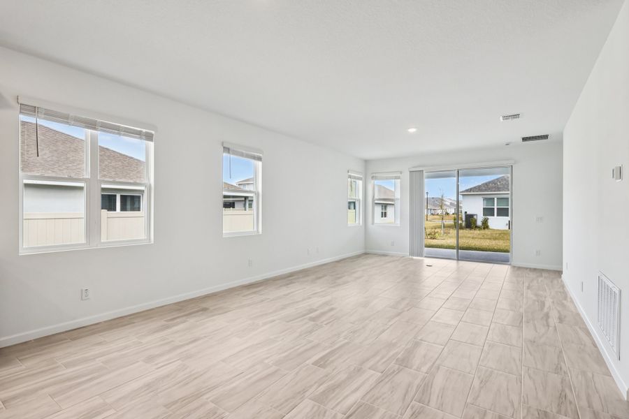 Spacious, unfurnished interior of a new home in St. Johns Preserve, Palm Bay (Image 6).