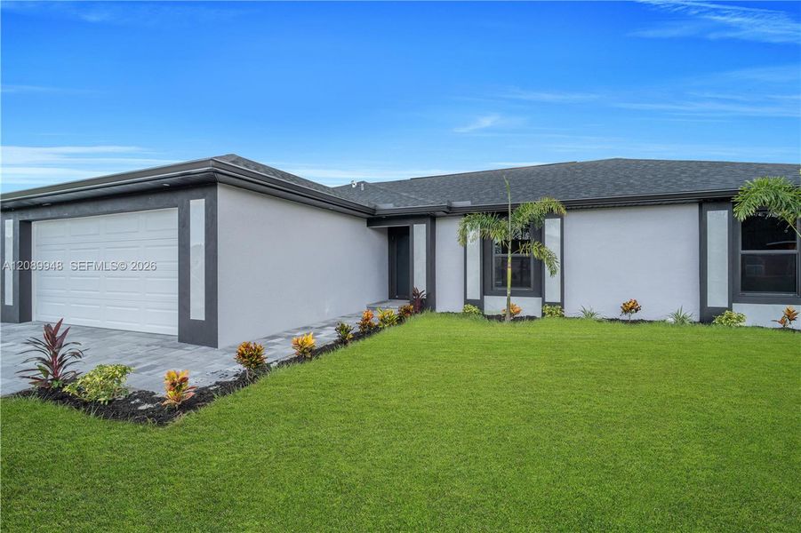 Exterior details and patio area of a home in , Cape Coral (Image 22).