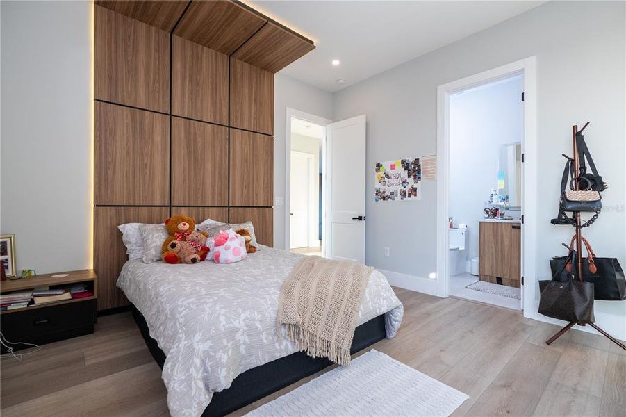 Furnished interior view inside a new home in , Montverde (Image 65).