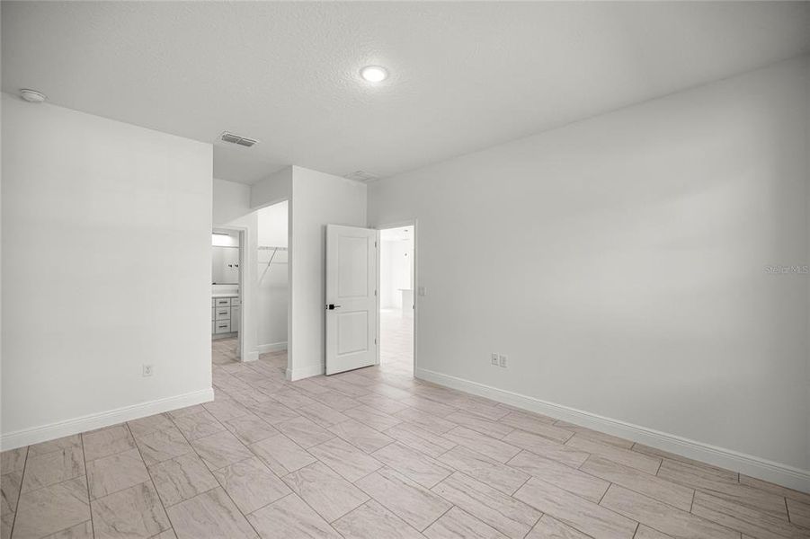 Spacious, unfurnished interior of a new home in , Citrus Springs (Image 19).