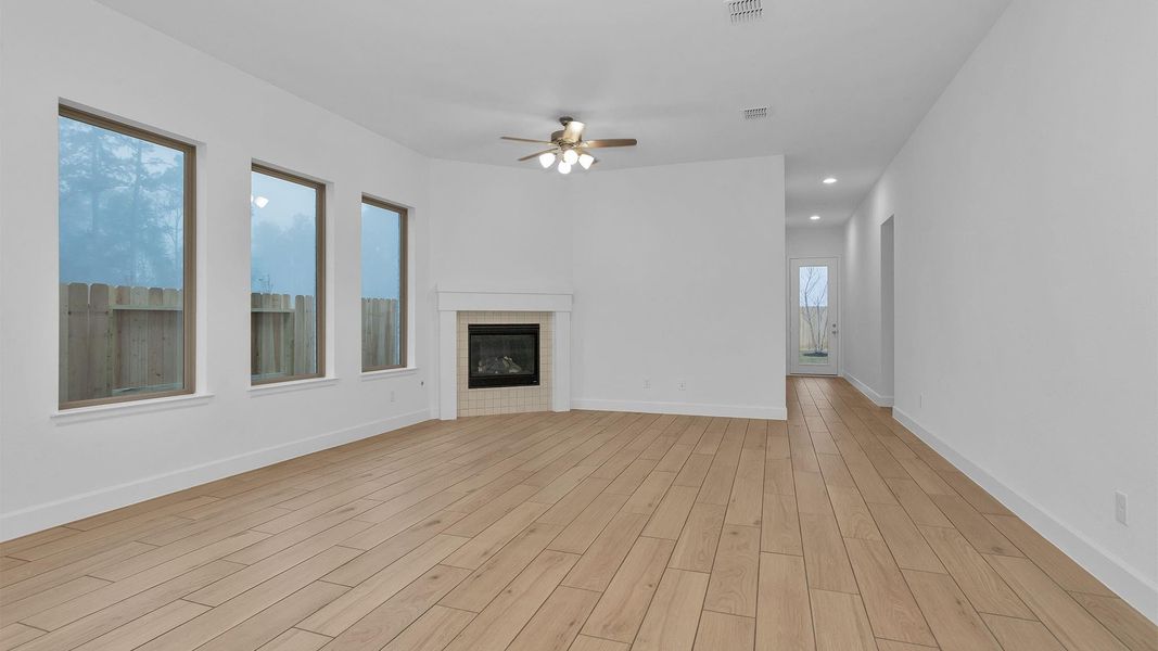 Spacious, unfurnished interior of a new home in The Woodlands Hills 40', Willis (Image 3).