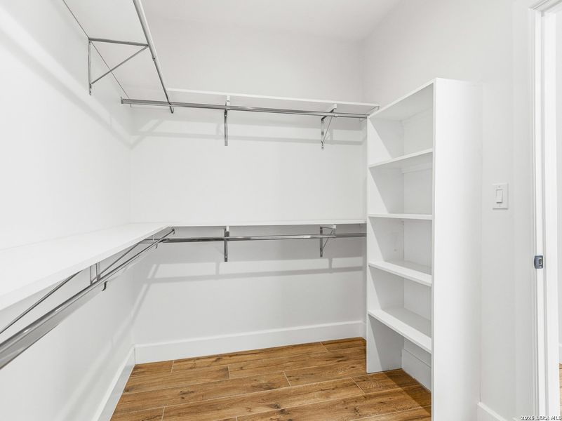 Spacious, unfurnished interior of a new home in , Terrell Hills (Image 22).