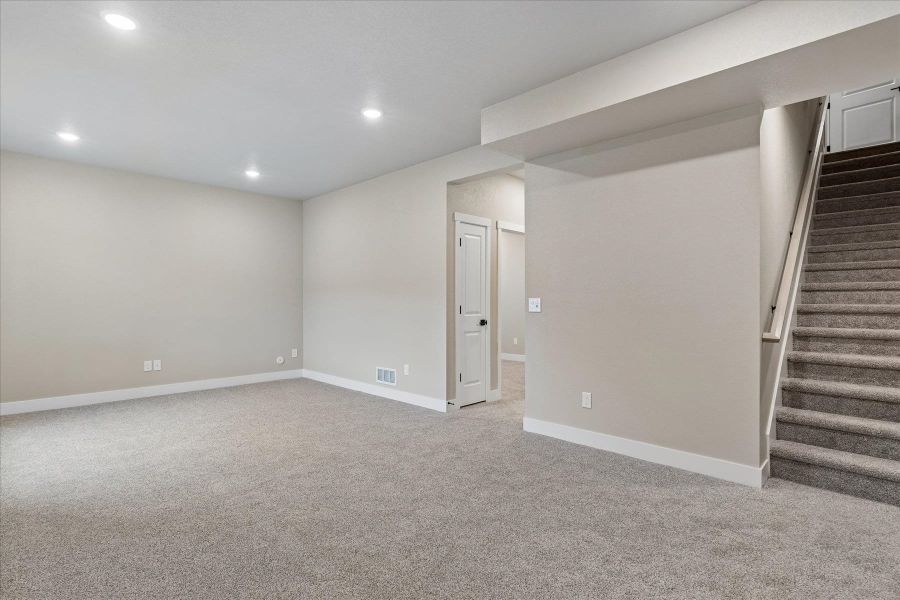 Spacious, unfurnished interior of a new home in Aspen Meadows-4, Colorado Springs (Image 29).