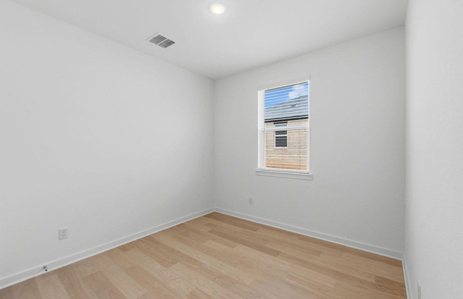 Spacious, unfurnished interior of a new home in Sunfield, Buda (Image 22).