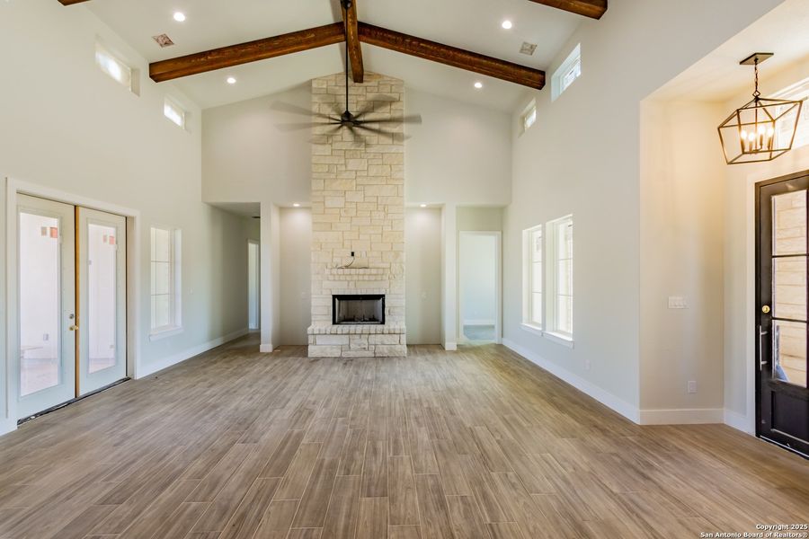 Spacious, unfurnished interior of a new home in , La Vernia (Image 31).
