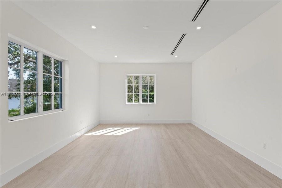 Spacious, unfurnished interior of a new home in , Pinecrest (Image 34).