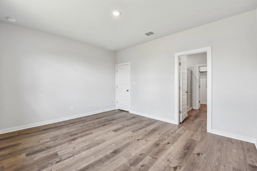 Spacious, unfurnished interior of a new home in Trinity Ranch, Elgin (Image 21).