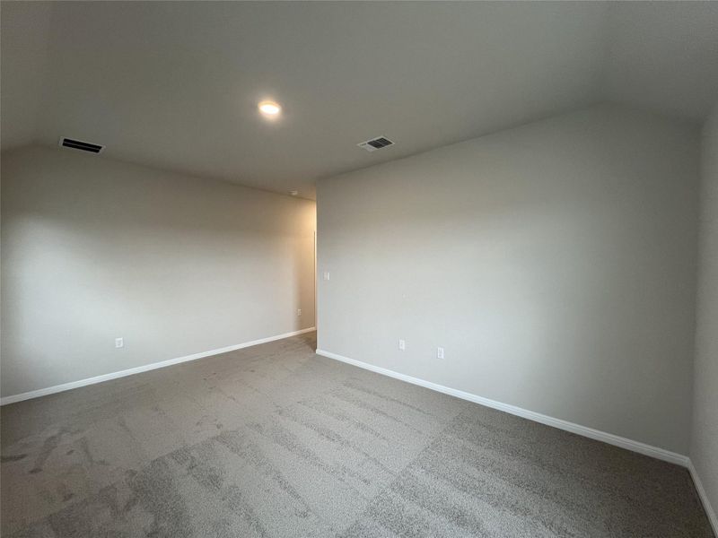Spacious, unfurnished interior of a new home in Rolling Glen, Hutto (Image 31).