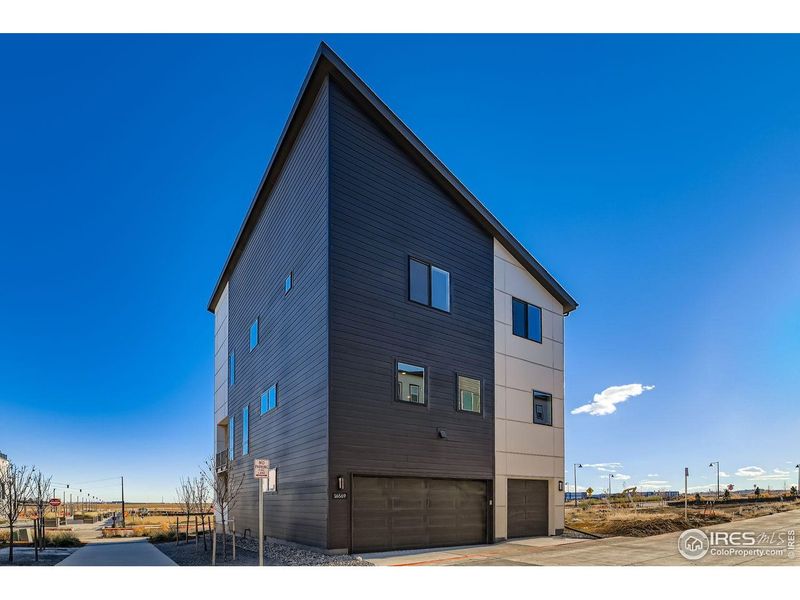 Condo located in Broomfield, CO showcasing its design and architecture (Image 4).