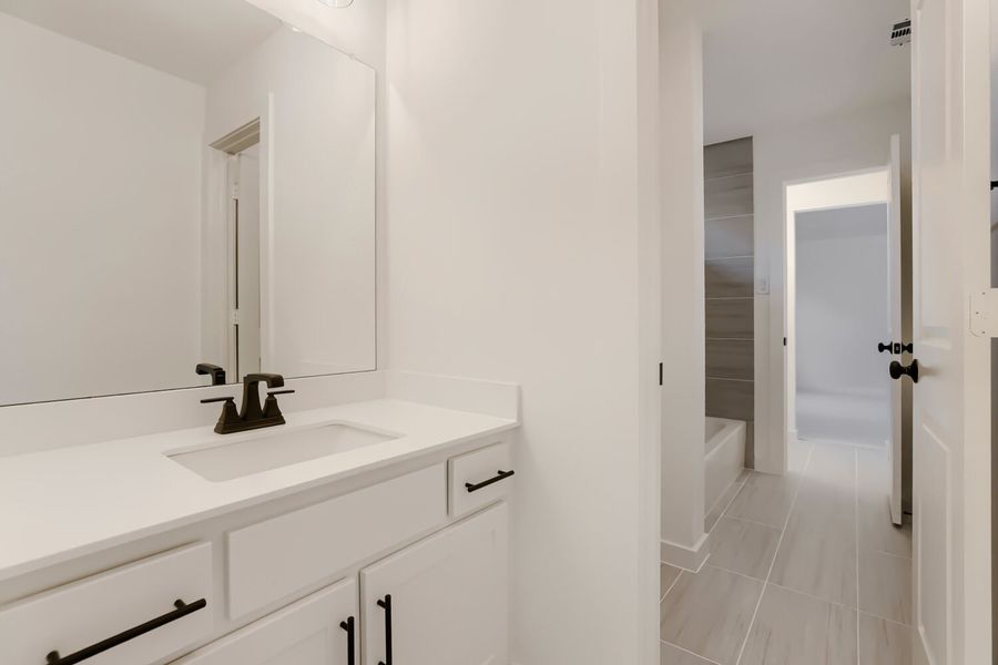 4409 Daisy - Full Bathroom 4409 Daisy - Full Bathroom