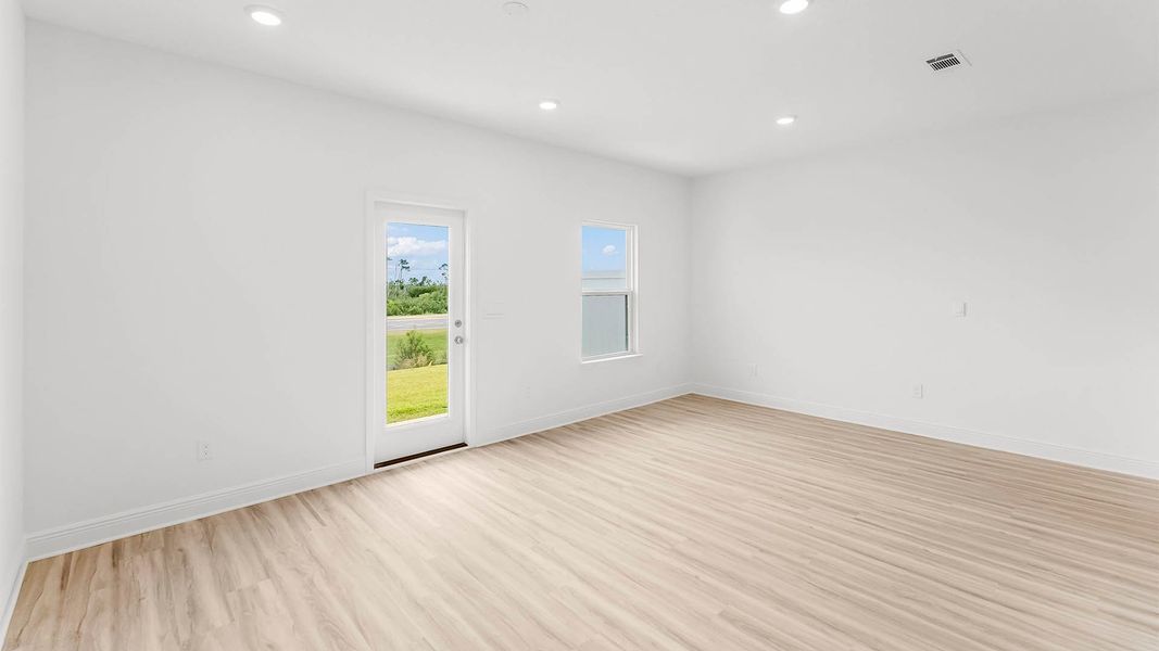 Spacious, unfurnished interior of a new home in Chateau Nemours, Port Saint Joe (Image 16).